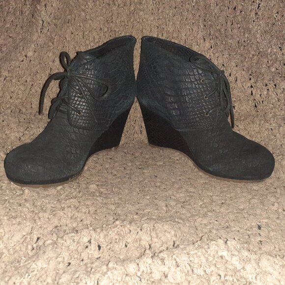 ROSEGOLD BRAND-Snakeskin Textured Black Suede Wedge Booties-Sz 37.5-Near Mint - Picture 4 of 8